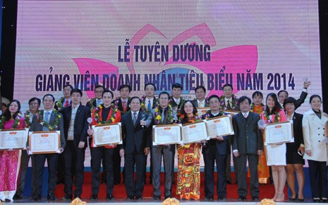 2014 outstanding entrepreneurs and lecturers honored  - ảnh 1